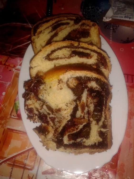 Cozonac cu nuci, stafide şi cacao