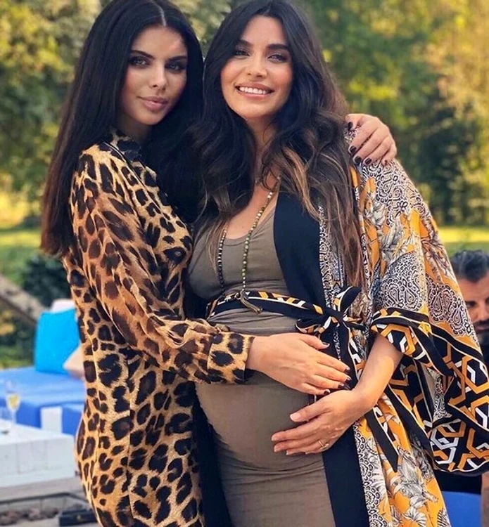 Ileana Lazariuc și Lili Sandu, la peetrecerea organizată în cinstea lui TJ, cu puțin timp de nașterea acestuia