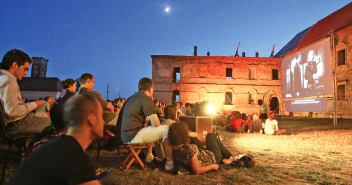 CLUJ. Peste 1.300 de persoane au asistat marţi seară la proiecţia de la Castelul Banffy de la Bonţida