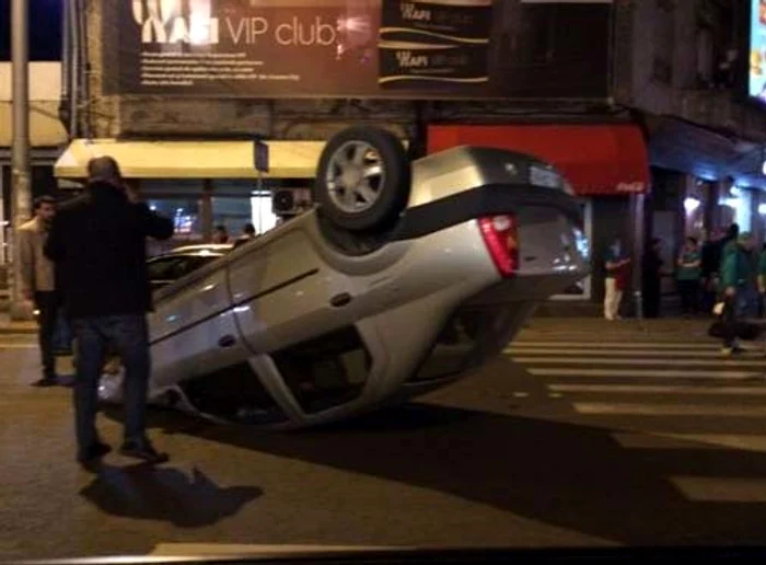 
    În urma impactului, maşina s-a răsturnatFOTO: Mediafax  
