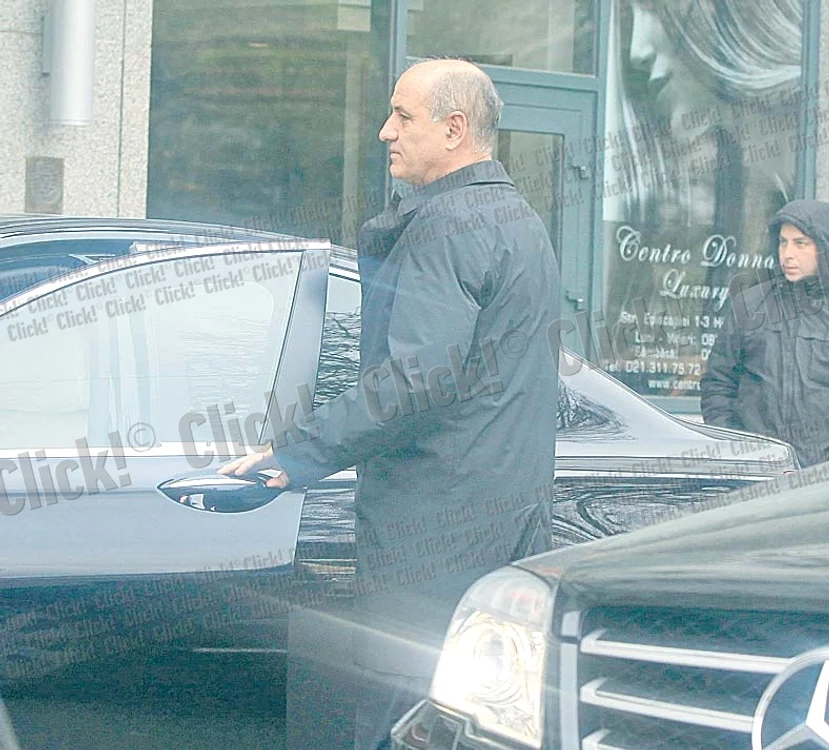 
    George Copos  a fost surprins de  fotoreporterii Click!  la plecarea de  la întâlnire  