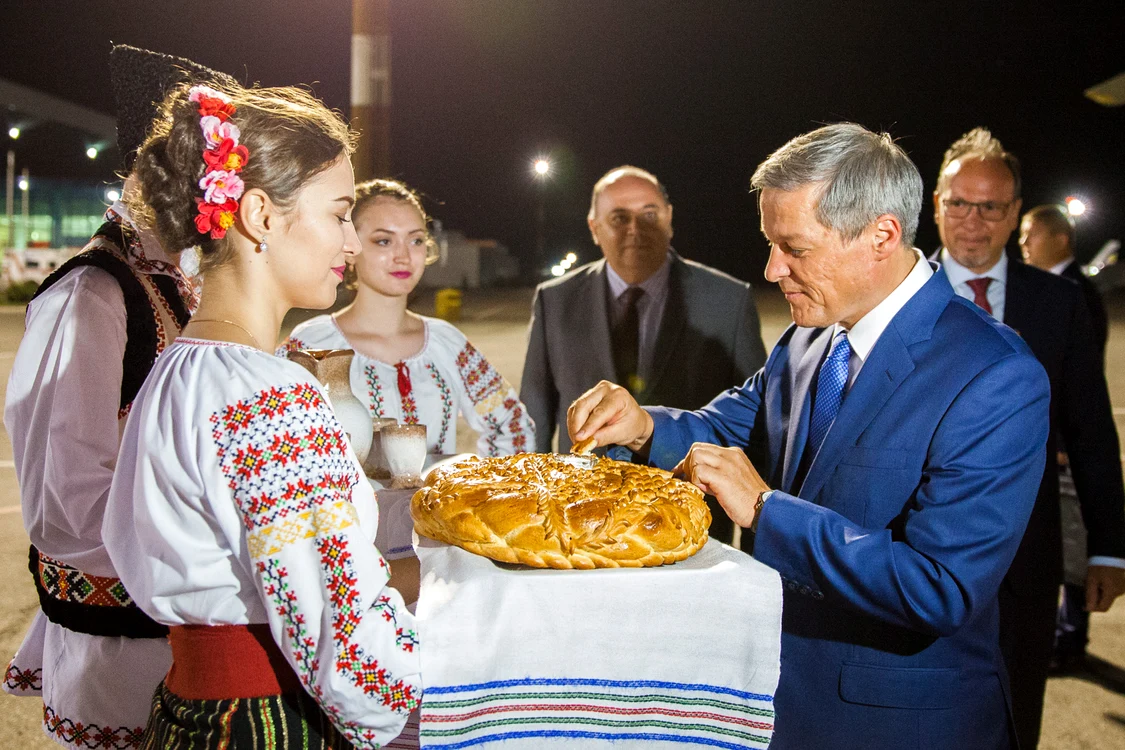 
    Dacian Cioloş este în vizită oficială în Republica Moldovafoto: gov.ro  