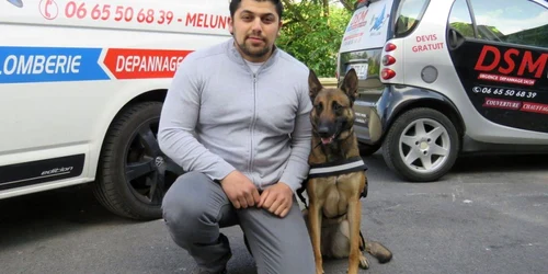 Sidi Drici si ciobanescul sau belgian malinois Ila specializat in depsitarea scurgerilor de gaze FOTO Sophie Bordier/ Le Parisien