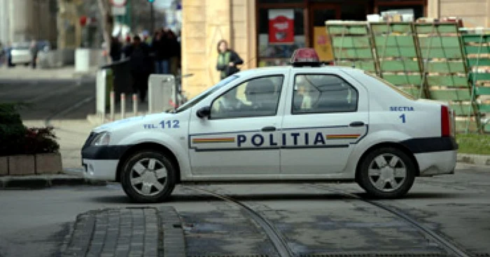 Timişoara: O maşină de poliţie a fost lovită de taxi în timp ce escorta un bolnav psihic care şi-a tăiat venele