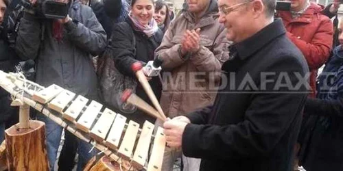 emil boc a cantat la instrumente muzicale in centrul clujului