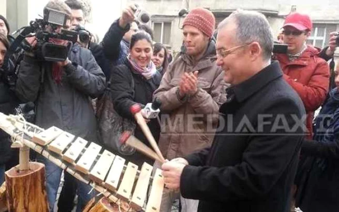 Emil Boc a cântat, în Piaţa Muzeului, la instrumente muzicale FOTO: Mediafax
