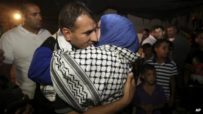 Un prizonier palestinian îşi revede rudele după ani de închisoare. FOTO: AP