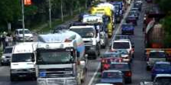90% din şoferii români de transport internaţional sunt nevoiţi să treacă prin Ungaria