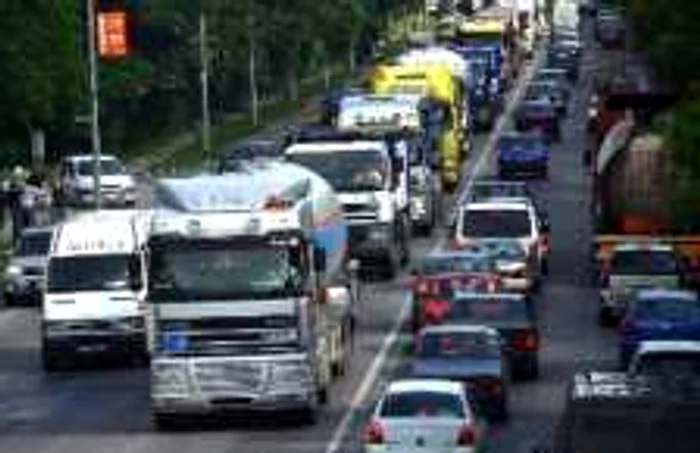 90% din şoferii români de transport internaţional sunt nevoiţi să treacă prin Ungaria