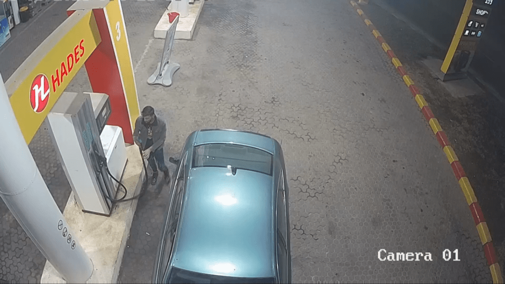 Filmare din benzinărie cu șoferul drogat care a provocat un accident cu mașina Poliției VIDEO
