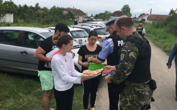 Langoşi şi sandwichuri pentru poliţişti FOTO Adevărul / D.Dancea