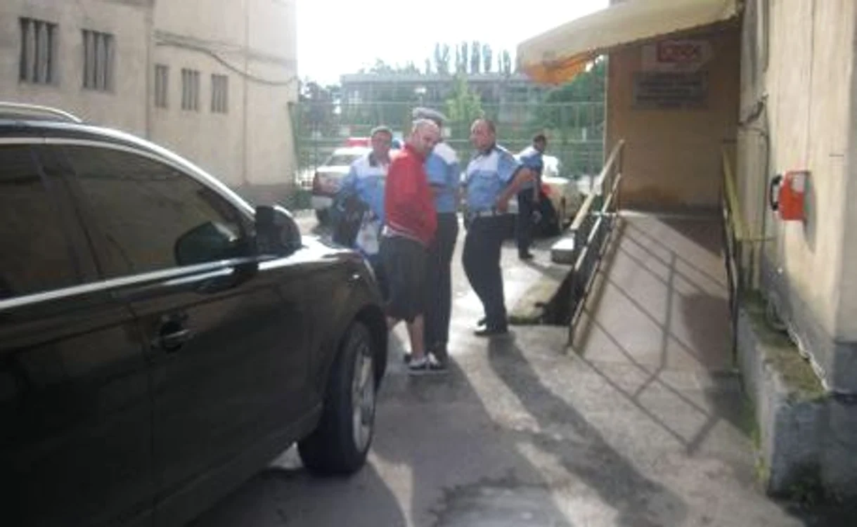 
    Poliţiştii au folosit un foc de armă pentru a trage maşina pe dreapta  