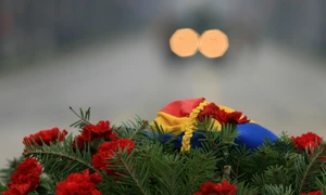 "Mai trage o dată", scrie pe loz jpeg