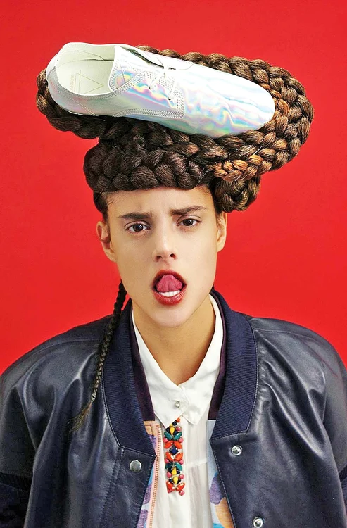 
    Tânăra e  familiarizată  cu marile oraşe  ale lumii  