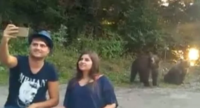 
    Turiștii nu s-au gândit vreo clipă că mama ursuleților ar putea fi prin zonăFoto: captură Pro Tv  