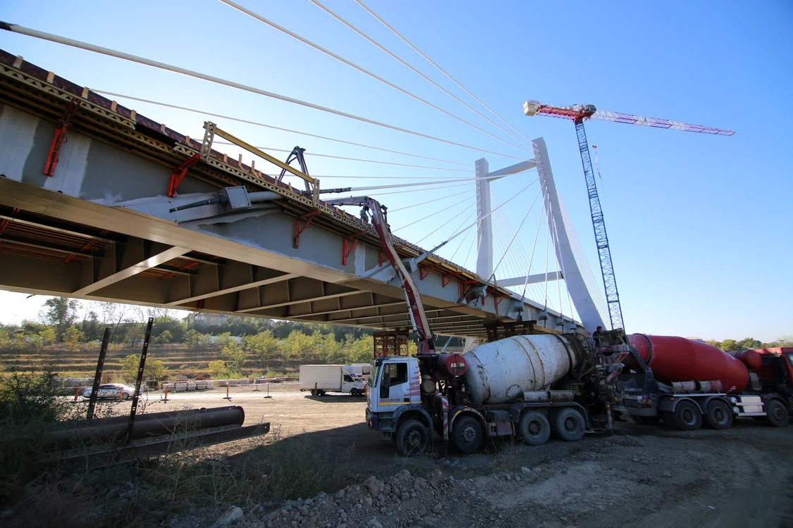Zeci de mașini transportă uriașa încărcătură FOTO: CJ Galați