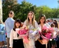 Alina Sorescu, alături de fete, în curtea școlii