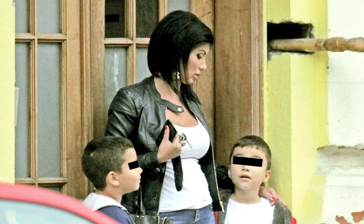 
    Adriana Bahmuţeanu are doi copii din mariajul cu Silviu Prigoanăfoto: arhiva personală  