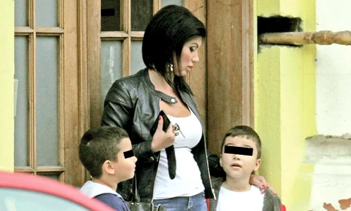 Bruneta a intrat  supărată, în casă jpeg