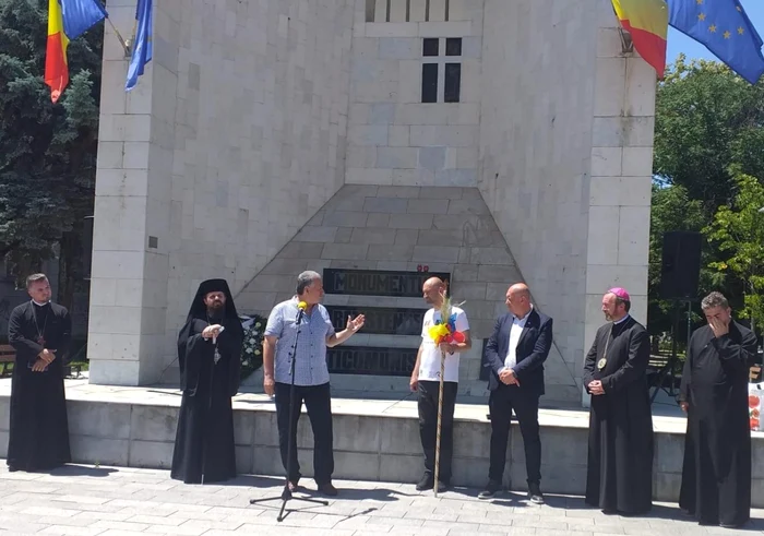 Marius Balo şi-a început pelerinajul de la Monumentul Rezistenţei Anticomuniste din Cluj-Napoca. FOTO: Sorin Grecu