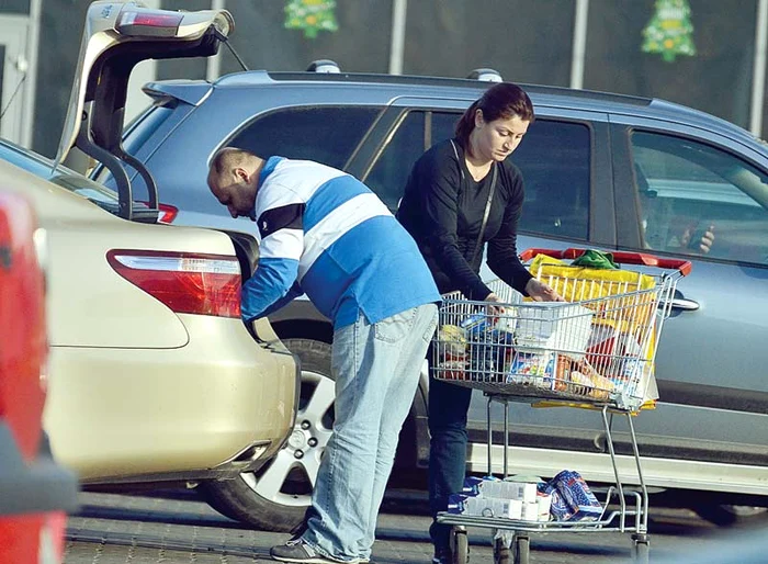 Adriana și Dragoș par să-și fi găsit liniștea, ca o familie normală cu doi copii. Click! i-a surprins extrem de relaxați la cumpărături