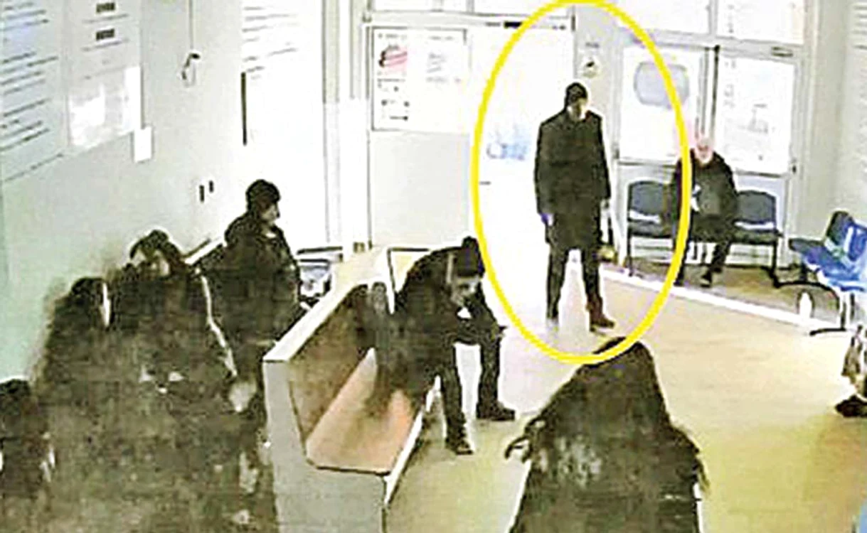 În imaginile surprinse  pe camerele de  supraveghere se vede  cum bărbatul intră în  spital cu pungile de  cumpărături în mână
