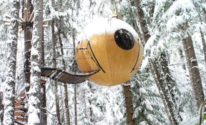 Accesul la camere se face mergând pe culoare suspendate și poduri sau urcând scări în spirală.