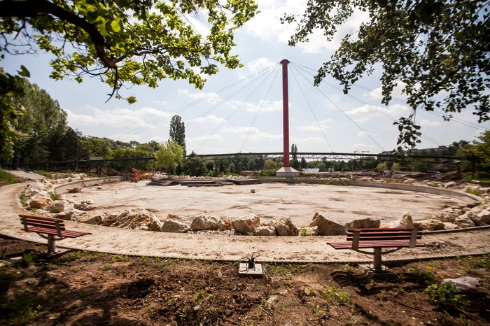 
    Pasarela belvedere, care oferă o imagine de ansamblu asupra parcului, e finalizată în proporţie de 80%  