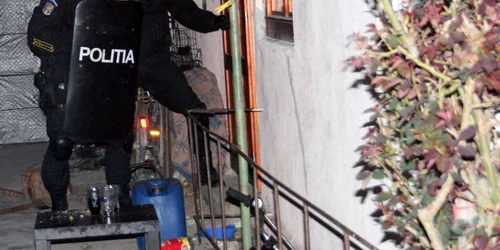 Polițiștii vizează 33 de membri ai rețelei infracționale