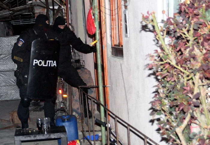 Poliţiştii au efectuat percheziţii la 22 de locuinţe ale unor profesori universitari si salariati de la Universitatea Bioterra