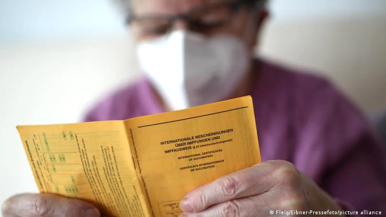 Carnetul galben de vaccinări eliberat de OMS va fi înlocuit cu unul electronic