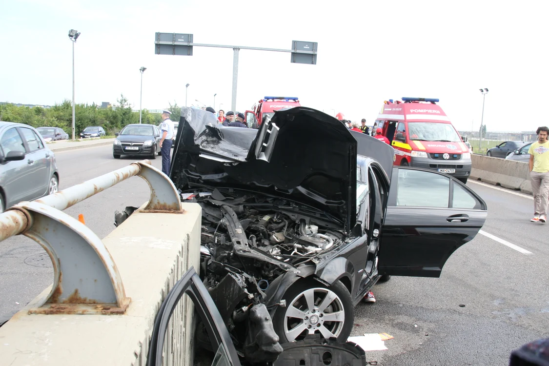 O șoferiță a intrat cu mașina în capul Pasajului Băneasa. Trei persoane au ajuns la spital