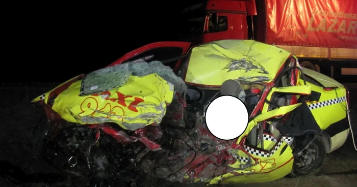Soferul taxi-ului a murit pe loc - Foto Ramona Găină