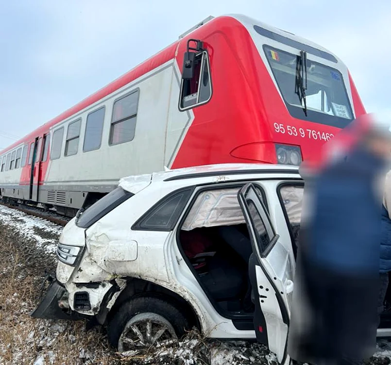 Pasagerii din mașină au scăpat nevătămați FOTO ISU Vaslui