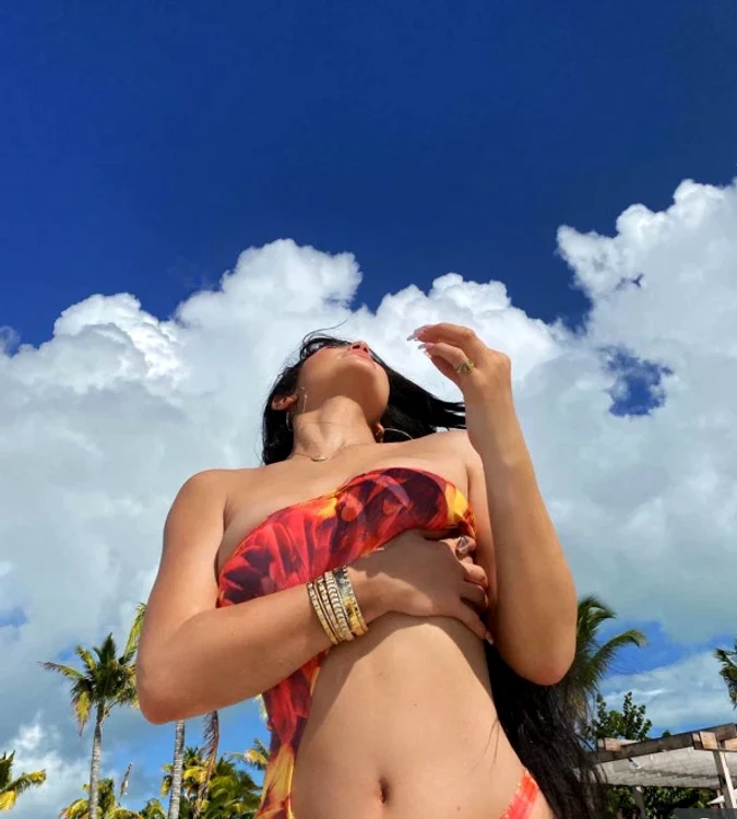 Kylie Jenner pozează provocator ori de câte ori are ocazia 