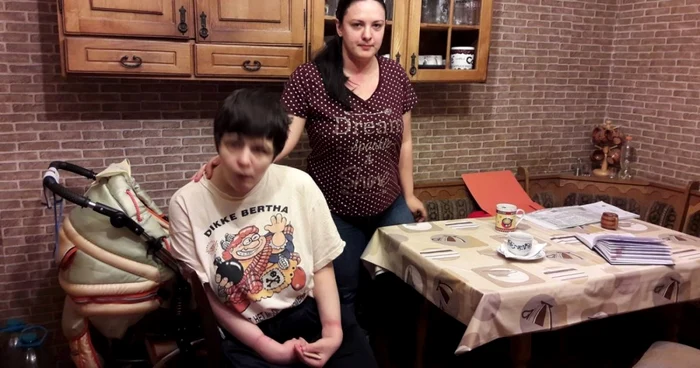 Claudia suferă de sindrom Rett