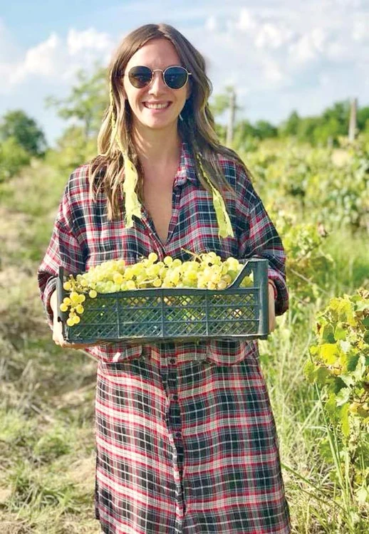 Adela Popescu, în via de la Șușani