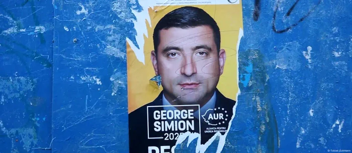 Un afiș electoral cu George Simion, candidatul AUR la președinție în mai 2025