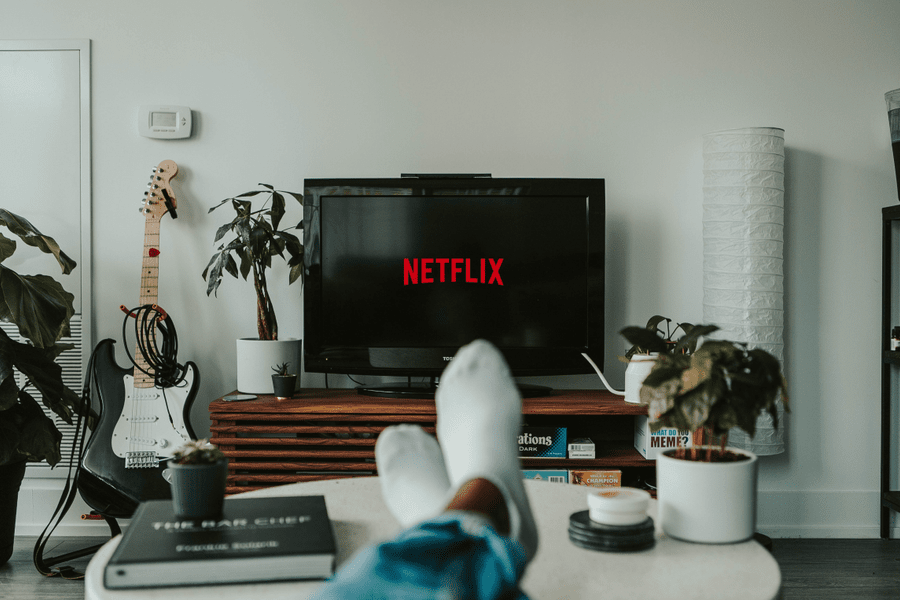 Netflix, cea mai populară platformă de streaming din România, își schimbă planul tarifar. Cum vor fi afectați abonații deja existenți