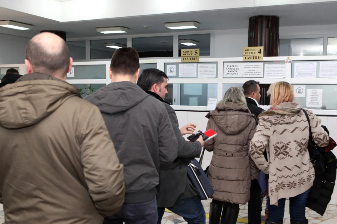 Românii vor fi nevoiţi să petreacă mai puţin timp la ghişee după eliminarea celor peste 100 de taxe FOTO Adevărul 