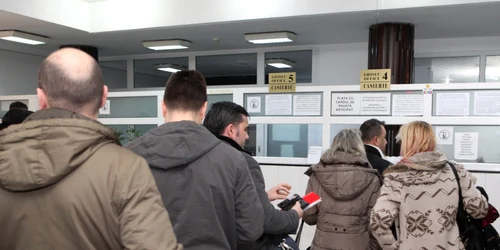 Românii vor fi nevoiţi să petreacă mai puţin timp la ghişee după eliminarea celor peste 100 de taxe FOTO Adevărul