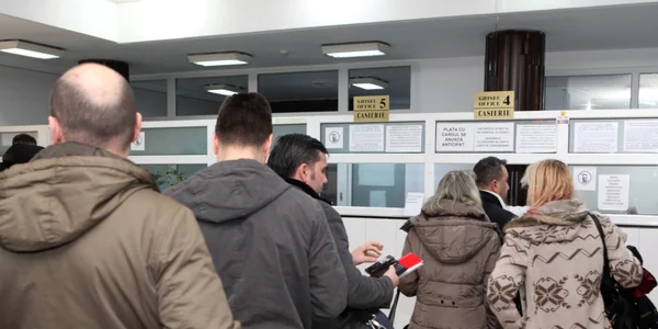 Românii vor fi nevoiţi să petreacă mai puţin timp la ghişee după eliminarea celor peste 100 de taxe FOTO Adevărul
