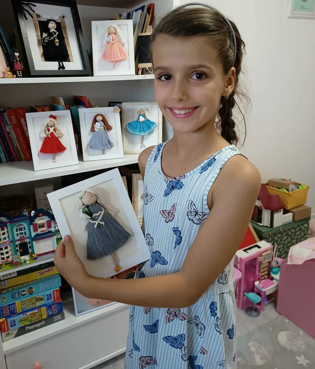 Alexandra reușește să confecționeze singură păpuși din macrame Foto: Alin Ion