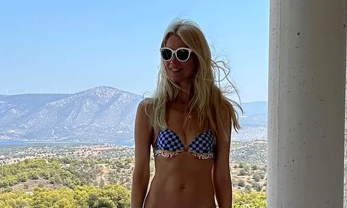 claudia schiffer costum de baie jpg