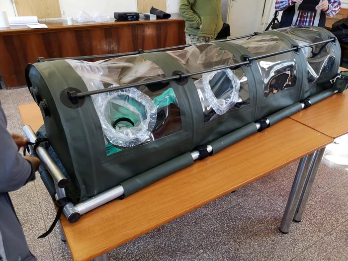 O parte din echipa care a creat izoleta românească