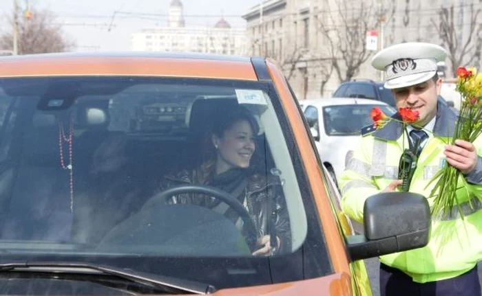 Şoferiţele mureşene nu au fost uitate de poliţişti cu ocazia Mărţişorului