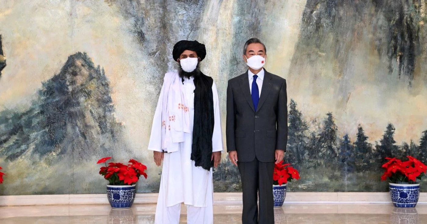 Ministrul de Externe al Chinei, Wang Yi (dreapta) şi Mullah Abdul Ghani Baradar (stânga), liderul politic al talibanilor (28 iulie 2021)