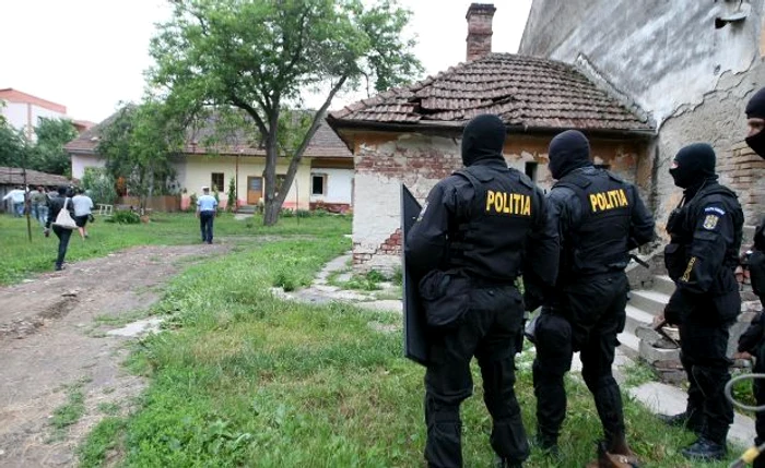 Mascaţii au descins în trei locaţii