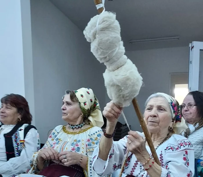 Fusul de mână, unul dintre cele mai vechi obiecte pentru răsucirea firului de lână FOTO: E. Hulea