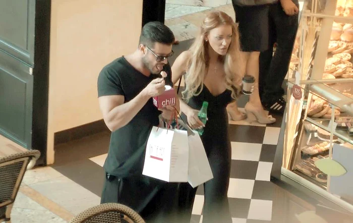 
    Victor şi-a potolit foamea la mall, iar Bianca şi-a menajat silueta  